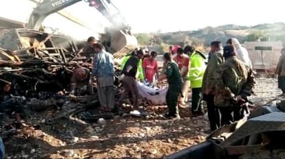 Pakistan: बलूचिस्तान में गहरे नाले में गिर गई तेज रफ्तार बस, 39 की मौत, कई घायल पाकिस्तान के बलूचिस्तान स्थित लास्बेला में हुआ हादसा।
