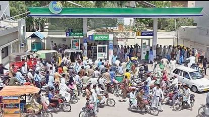 पाकिस्तान में पेट्रोल पंपों पर जुटी भीड़।