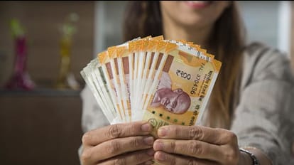 पटवारी को रिश्वत लेते रंगे हाथ पकड़ा था