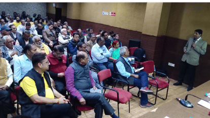 कारों की बिक्री कम करवाकर और पब्लिक ट्रांसपोर्ट को बेहतर बनाकर ही सुधरेगा इंदौर का ट्रैफिक सेवा सुरभि, संस्था जन आक्रोश और इंदौर प्रेस क्लब द्वारा आयोजित कार्यक्रम