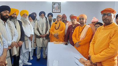Sikh Sindhi Issue: सिंधी घरों से श्री गुरुग्रंथ साहिब उठाने का मुद्दा श्री अकाल तख्त साहिब के पास जाएगा शिरोमणी गुरुद्वारा प्रबंधक कमेटी और अखिल भारतीय सिंधु संत समाज ने की मुलाकात