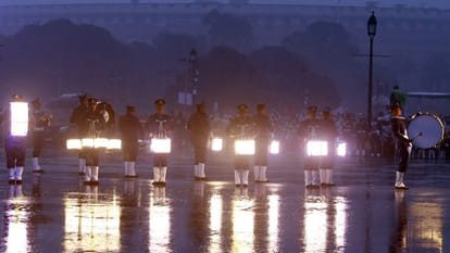 Beating the Retreat ceremony Updates at Vijay Chowk Delhi Drone Show President Droupadi Murmu PM Modi