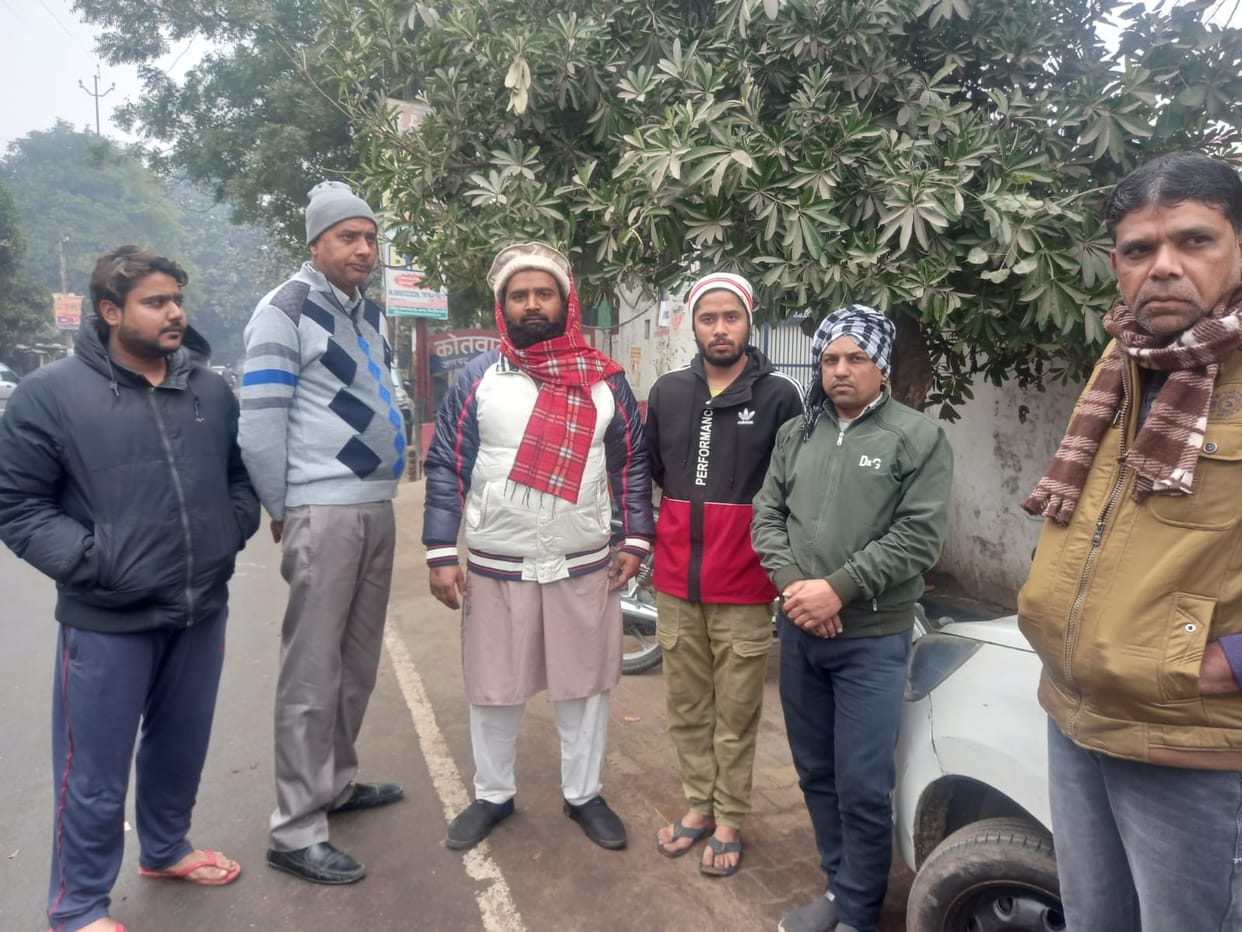 In Baghpat, relatives created ruckus in police station accusing police