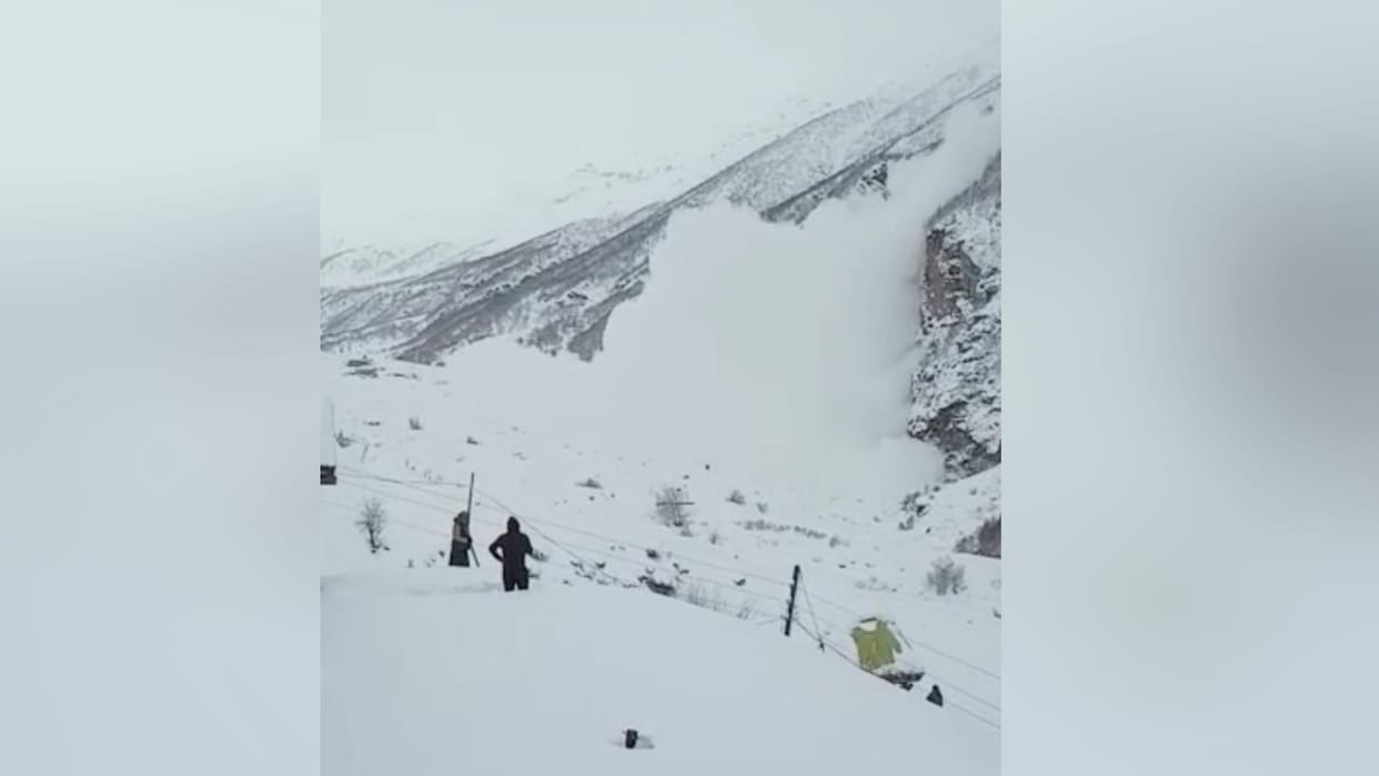 Himachal Weather update avalanche in pangi chamba snowfall in rohtang rain in shimla 164 road blocked