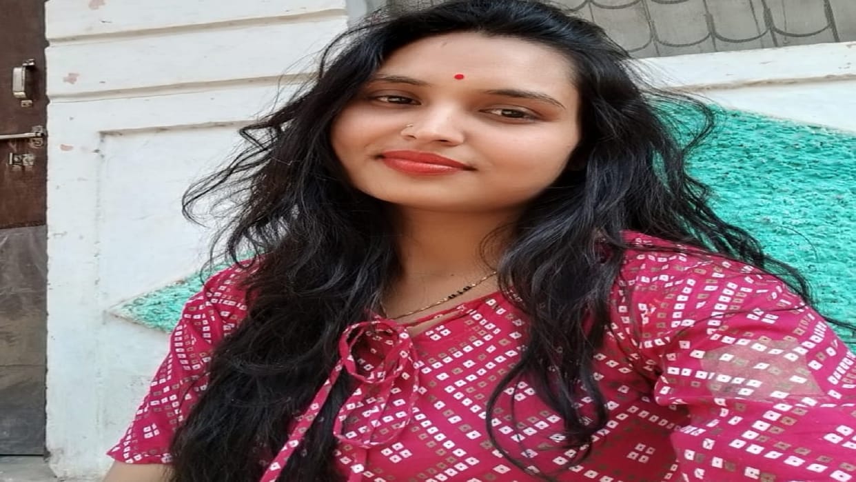 Jhansi Railway employee wife dies after falling from roof