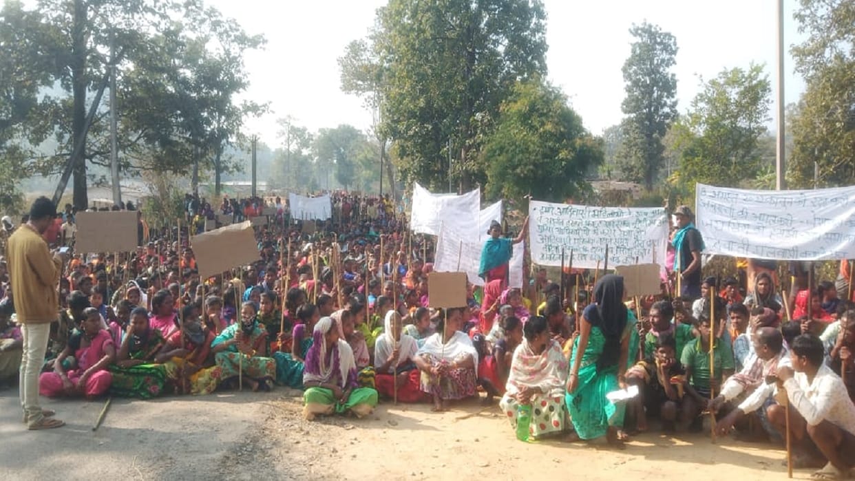 tribals closed orchha road for their demands in chhattisgarh narayanpur