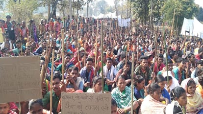 tribals closed orchha road for their demands in chhattisgarh narayanpur