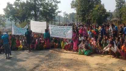 tribals closed orchha road for their demands in chhattisgarh narayanpur