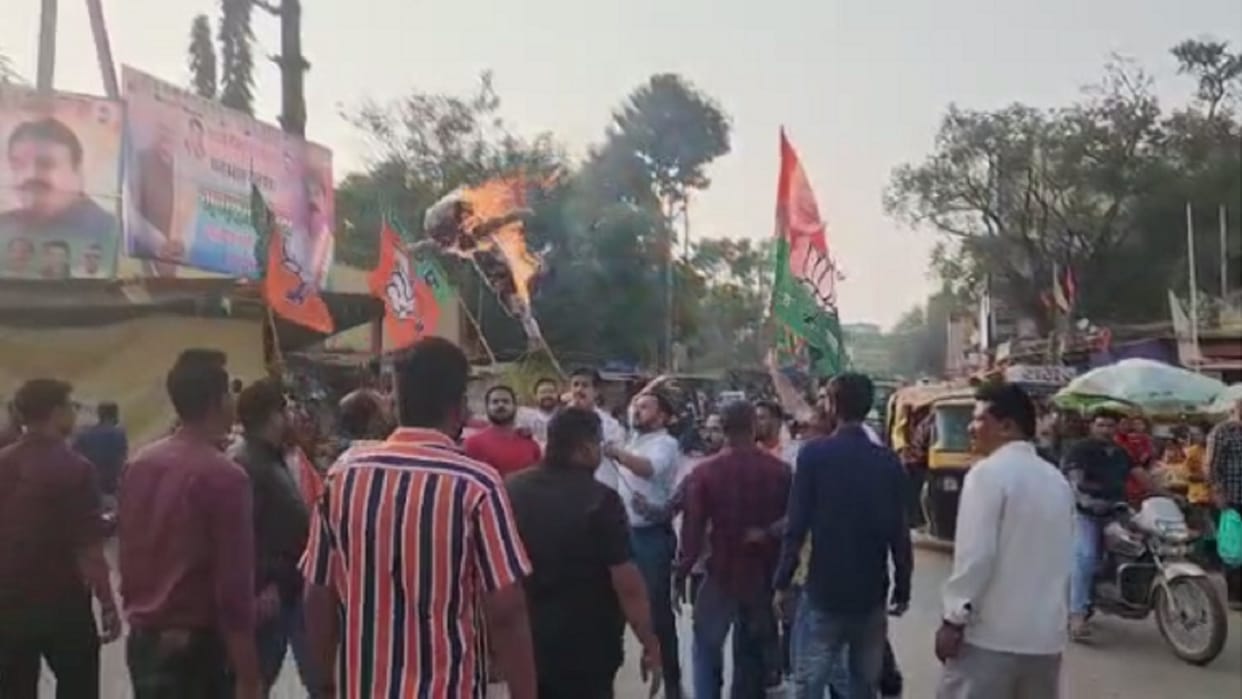 bjym burnt effigy of cm bhupesh in protest against beating of students in jagdalpur