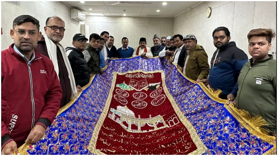 CM Arvind Kejriwal presented chadar on 811th Urs of Ajmer Dargah
