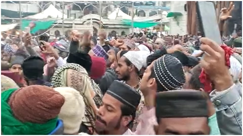 Controversial slogans raised in Ajmer Dargah Zairin youth beaten up by khadims
