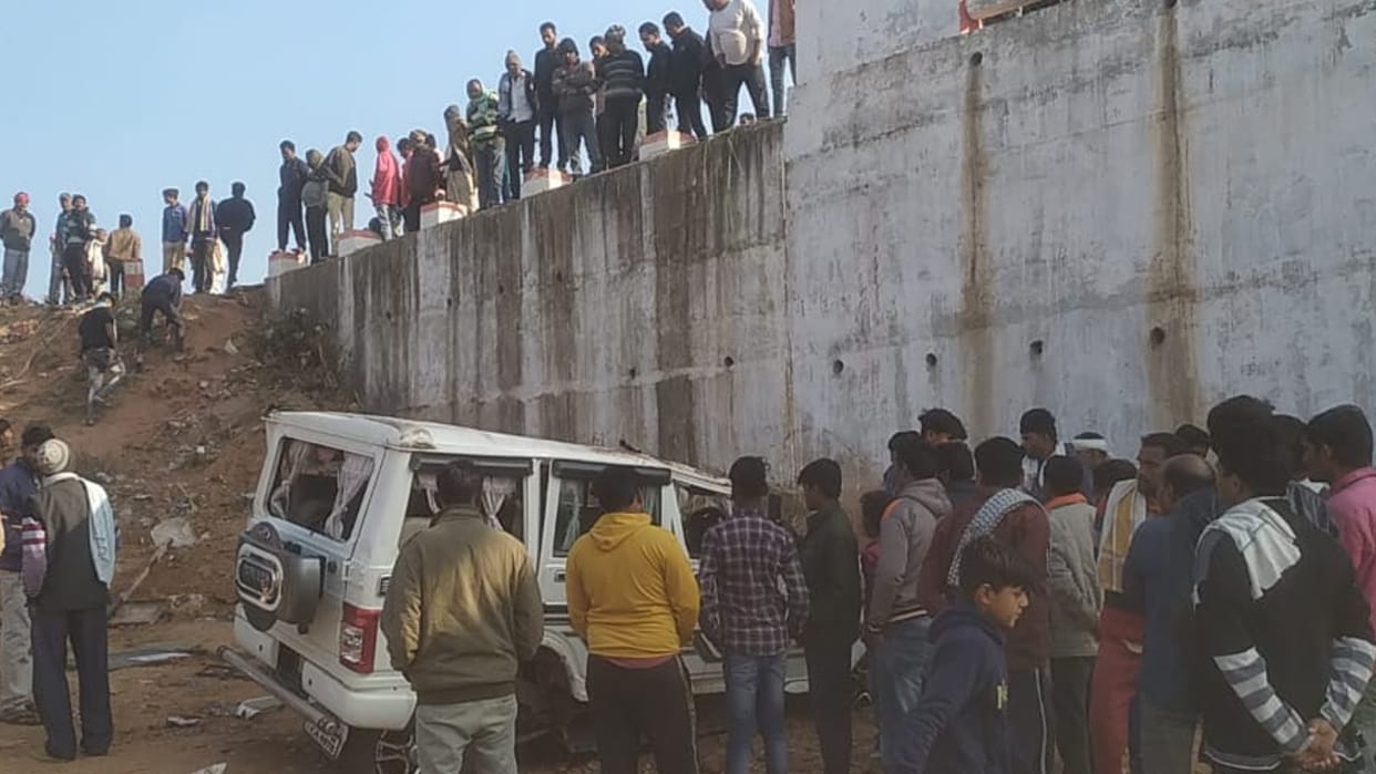 Ex sarpanch died due to uncontrollable car falling into river from 60 feet high bridge in Damoh MP News
