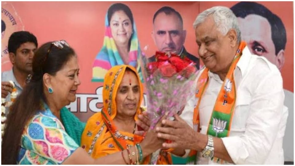 EX CM Raje support of MP Meena sitting on dharna demanding CBI inquiry of Rajasthan paper leak case