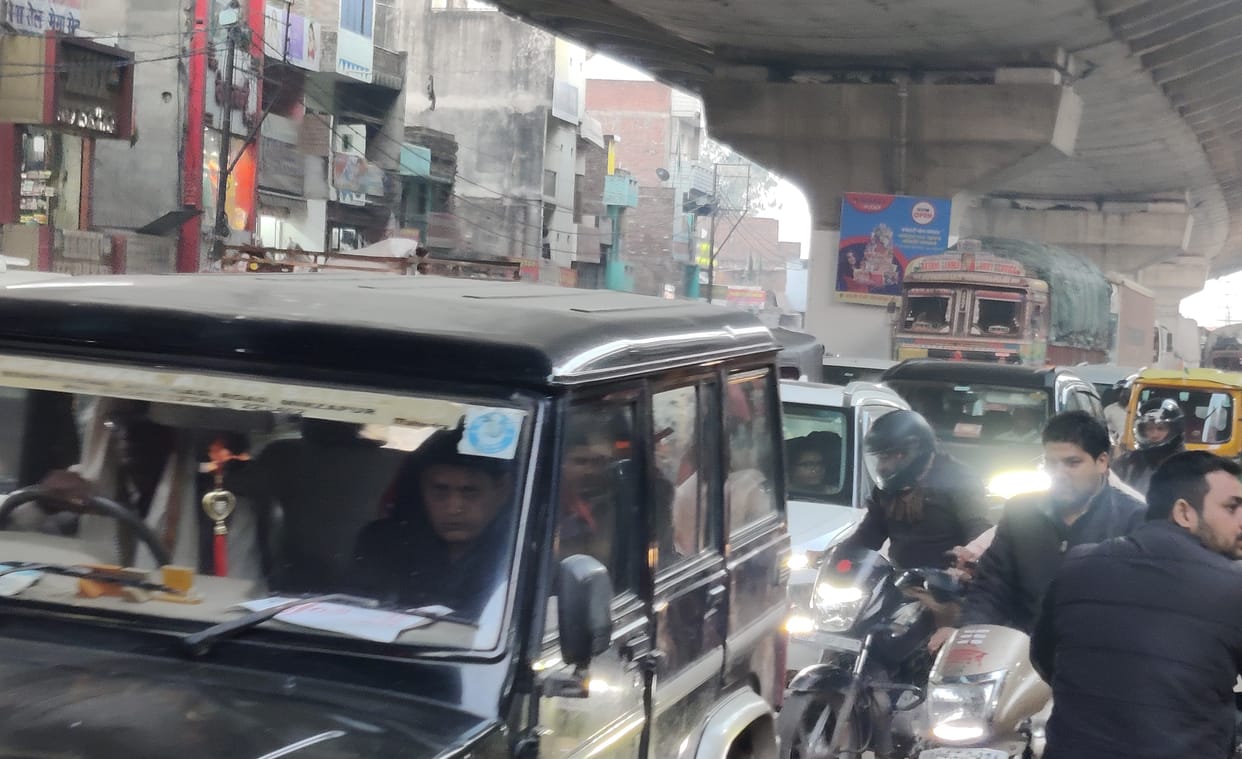 Work continues on flyover, jam on service lane