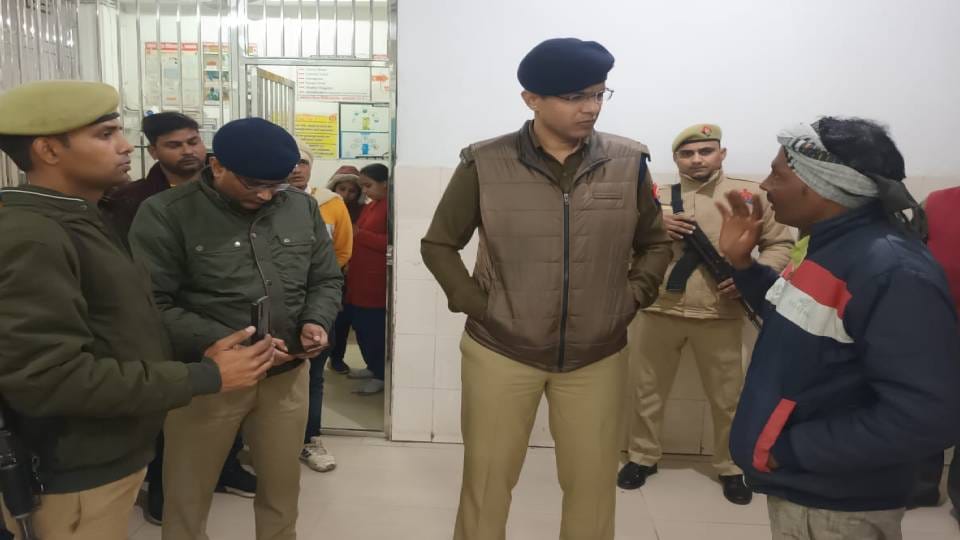 shot young man In a ground dispute bullies he was referred to Medical College in critical condition in Kasganj