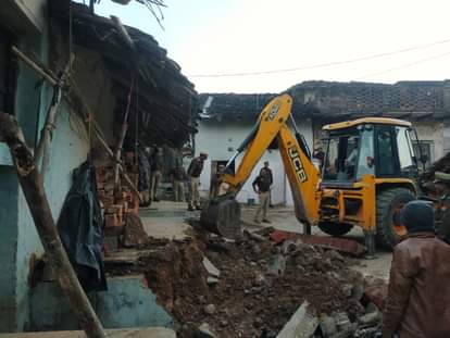 आरोपी के घर चला बुलडोजर