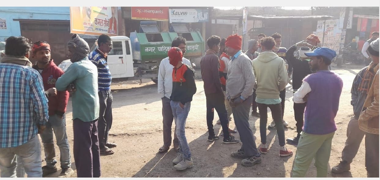 Uproar in the municipality office due to non payment of honorarium in jalaun