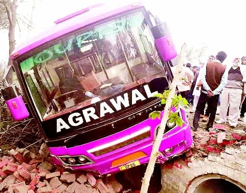 In order to save the bike, a bus full of baratis hanged from the culvert