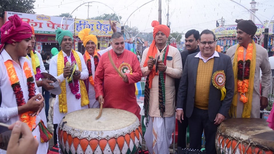 142nd exhibition started in Aligarh colorful inauguration