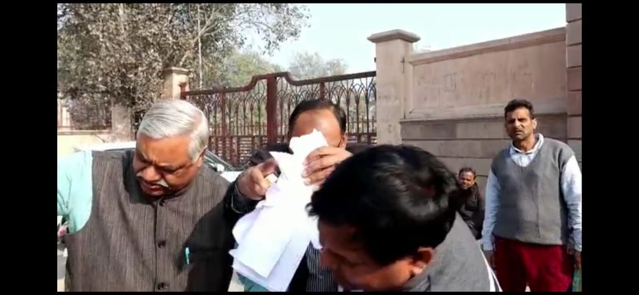 Lucknow: OBC Mahasabha protests in support of Swami Prasad, burns copies of Ramcharit Manas