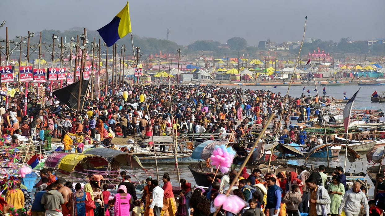 Magh Mela: Crowd gathered for donation of bed on the sand, lakhs of devotees took a dip