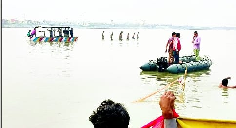 Uncle-nephew drowned in the Ganges, people saved one