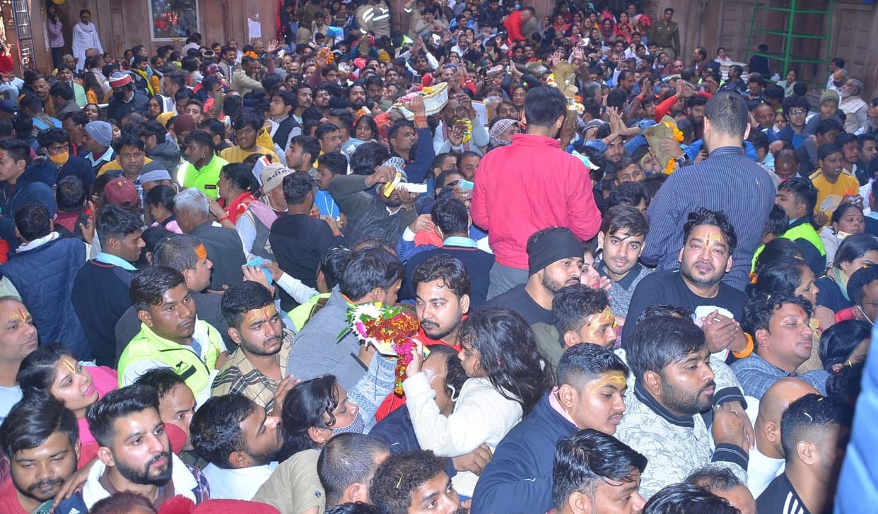 Mathura: Crowd pressure again increased in Bankebihari temple
