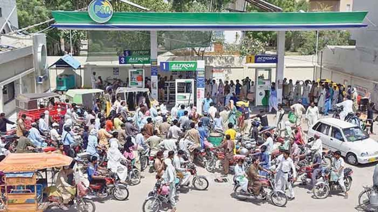 Pakistan Petrol prices hike fear, crowd on petrol pumps News and updates