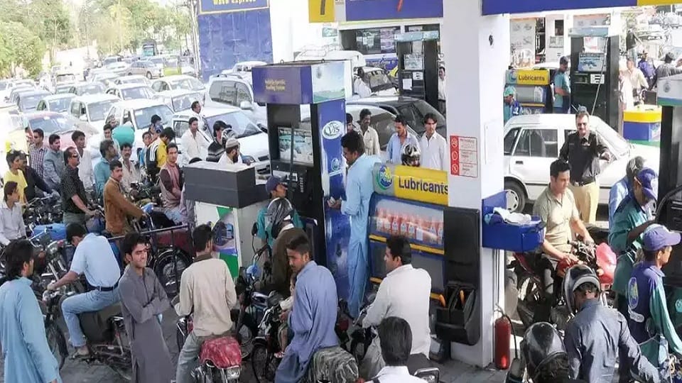 Fuel shortage in Pakistan amid economic crisis, petrol pumps in Punjab province empty