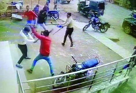 Khutar's youths were beaten with sticks in the middle of the market, video viral