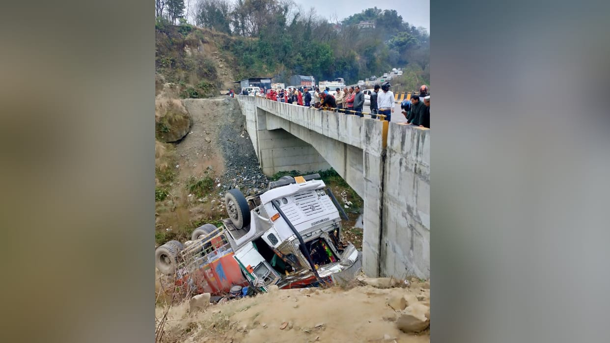 Hamirpur News: cement loaded truck fall into khadd in Hamirpur three injured