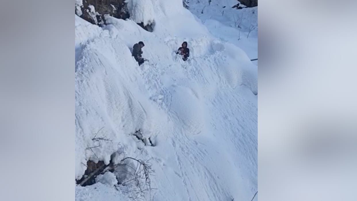 himachal chamba news: jal shakti vibhag employee repair water supply pipe in heavy snowfall
