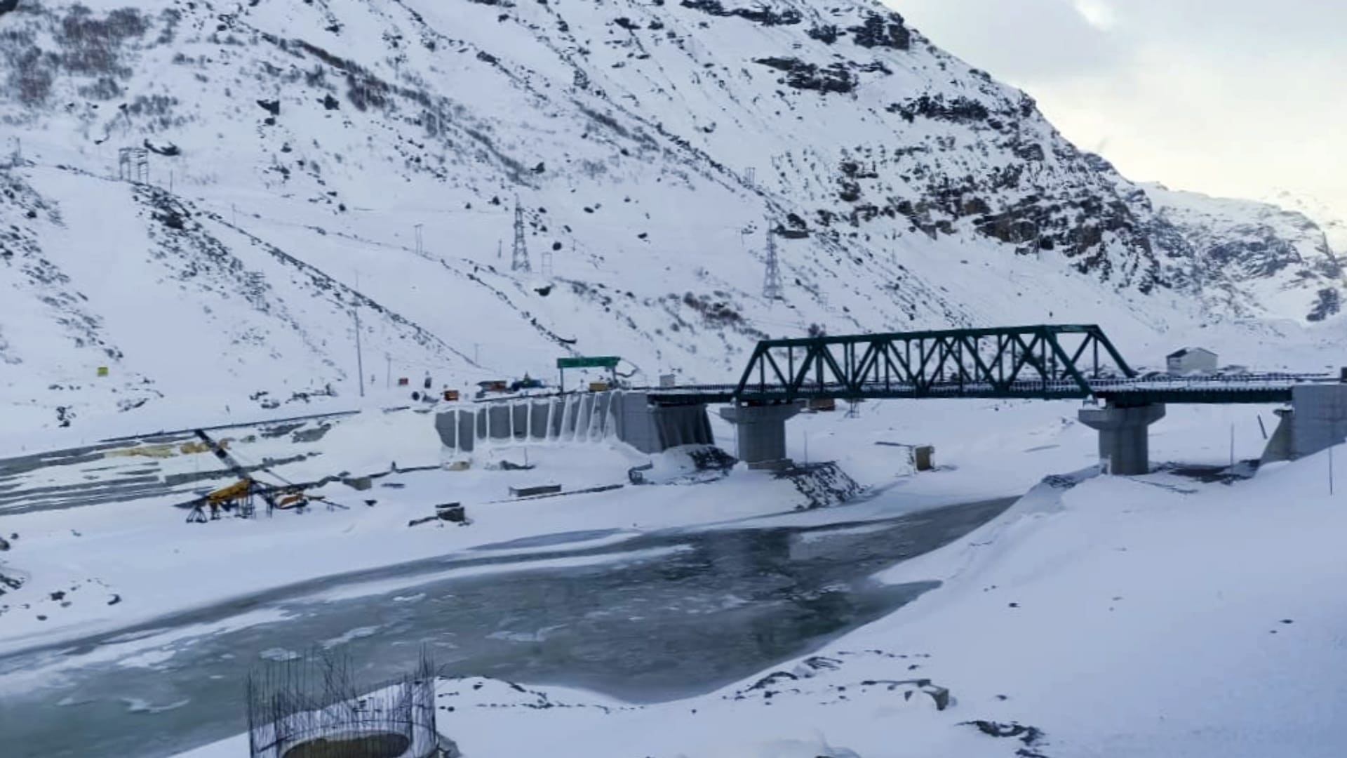 Himachal Weather update avalanche in pangi chamba snowfall in rohtang rain in shimla 164 road blocked