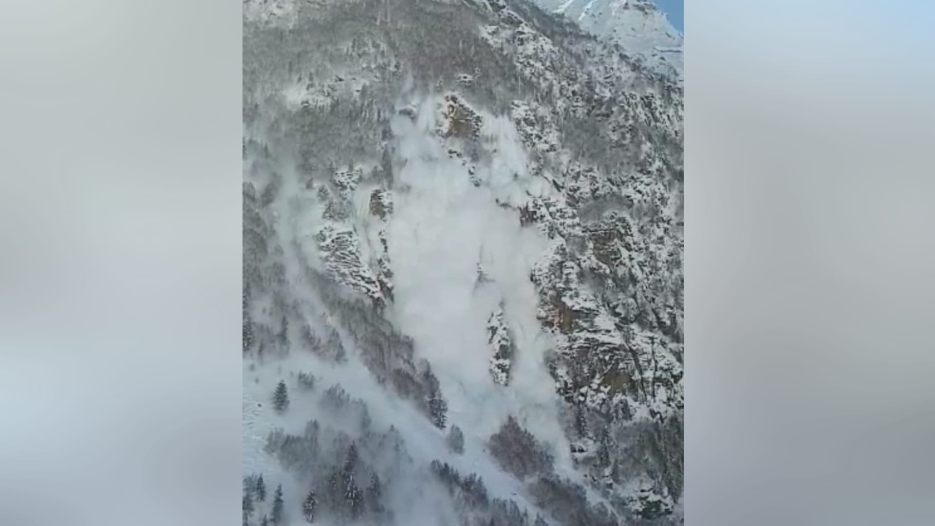 Himachal Weather update avalanche in pangi chamba snowfall in rohtang rain in shimla 164 road blocked