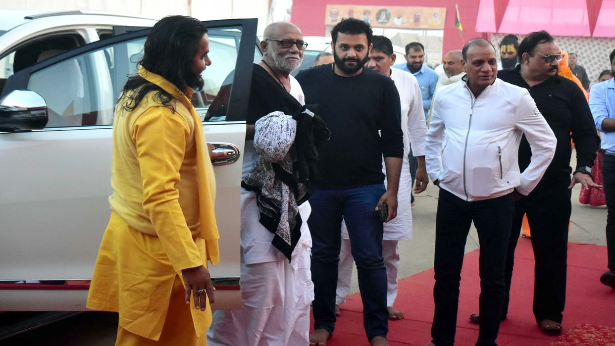 Morari Bapu met many saints including Shankaracharya after Sangam darshan