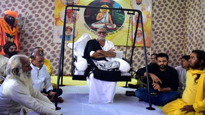 Morari Bapu met many saints including Shankaracharya after Sangam darshan