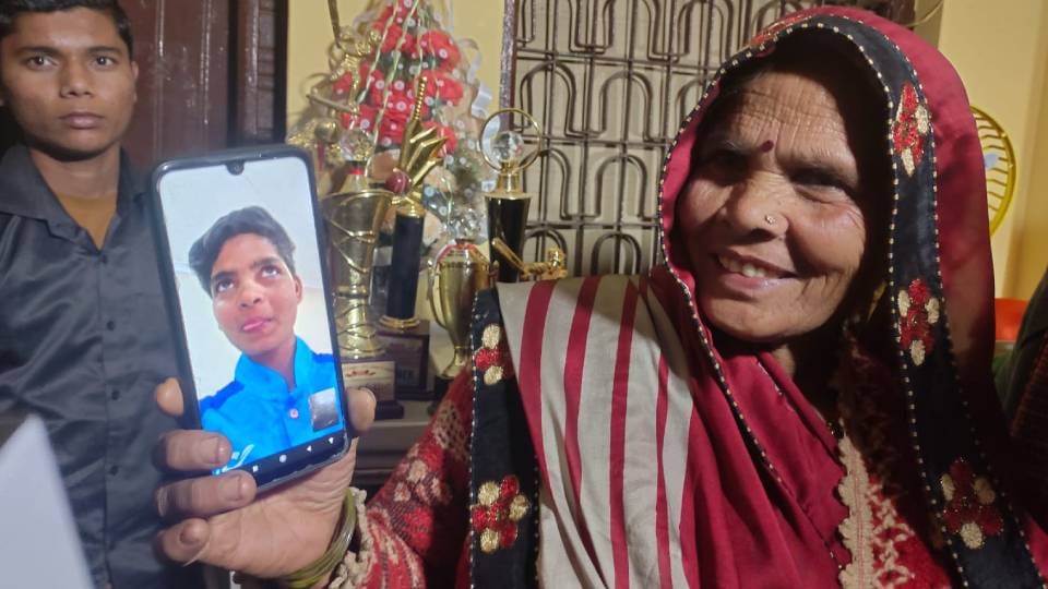 daughter of Firozabad Sonam seeks parents blessings after winning final match of U-19 Women Cricket World Cup