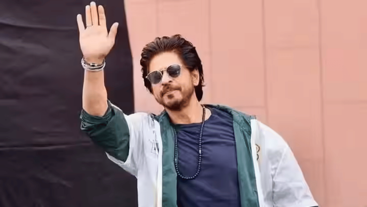 Shahrukh Khan thanks fans outside Mannat with folded hands in first public appearance after Pathaan release