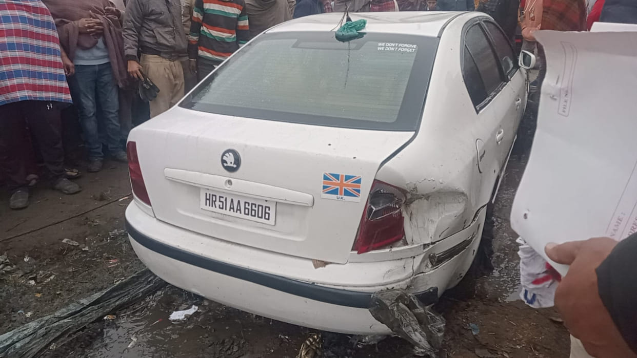 Kaithal: Uncontrolled car fell into the pond late night, driver died due to getting stuck