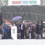 बर्फबारी के बीच  के शेर-ए-कश्मीर स्टेडियम में जनसभा