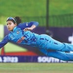 कैच पकड़तीं अर्चना देवा