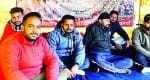 पलिया चीनी मिल के सामने क्रमिक अनशन पर बैठे किसान।