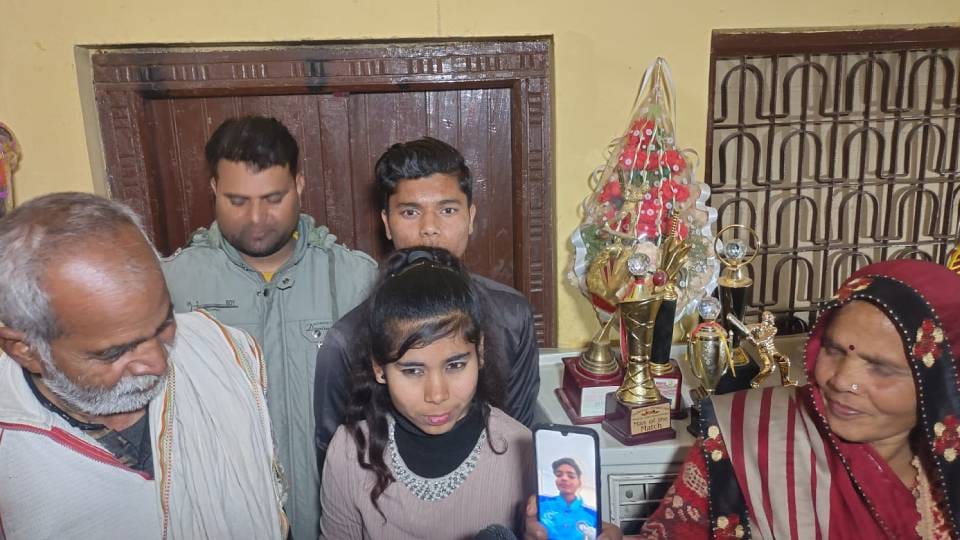 daughter of Firozabad Sonam seeks parents blessings after winning final match of U-19 Women Cricket World Cup