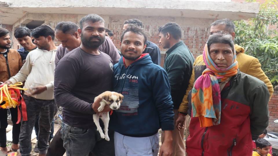 Puppy fell into 70 feet deep well youth saved his life by getting into the well in Agra