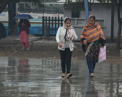 अंबाला में हो रही बरसात के दौरान अपने गणत्वय की और जाती मां बेटी