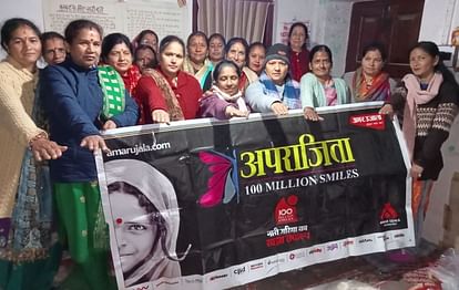 अल्मोड़ा में अपराजिता 100 मिलियन स्माइल्स की गोष्ठी में शपथ लेती महिलाएं। संवाद