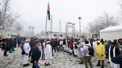 श्रीनगर में बर्फबारी के दौरान तिरंगा फहराते राहुल