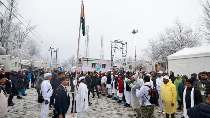 श्रीनगर में बर्फबारी के दौरान तिरंगा फहराते राहुल