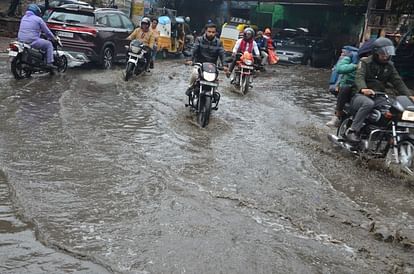 Mathura: Bad condition of the city due to rain, water filled everywhere