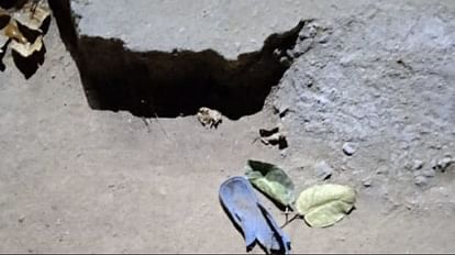 कोरबा में बम ब्लास्ट: चपेट में आकर महिला का पैर जख्मी, गंभीर हालत में सिम्स रेफर; पति बाल-बाल बचा ब्लास्ट के बाद उखड़ी जमीन और पास पड़ी टूटी हुई चप्पल।